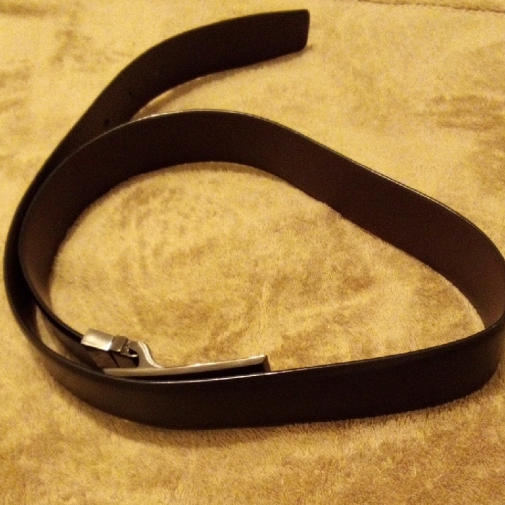 Elegant Black Leather Belt with Silver Buckle - Picture 3 of 4